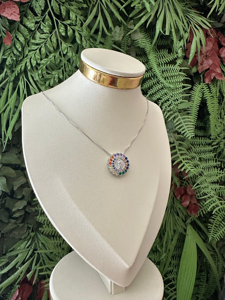 Colar Medalha Nossa Senhora de Guadalupe Zirconias Coloridas AG Ródio Branco