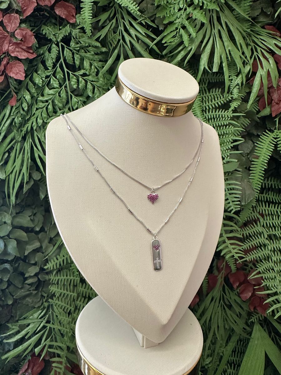 Colar Duplo Coração Rosa Cravejado e Placa Coração e Cruz Ródio Branco