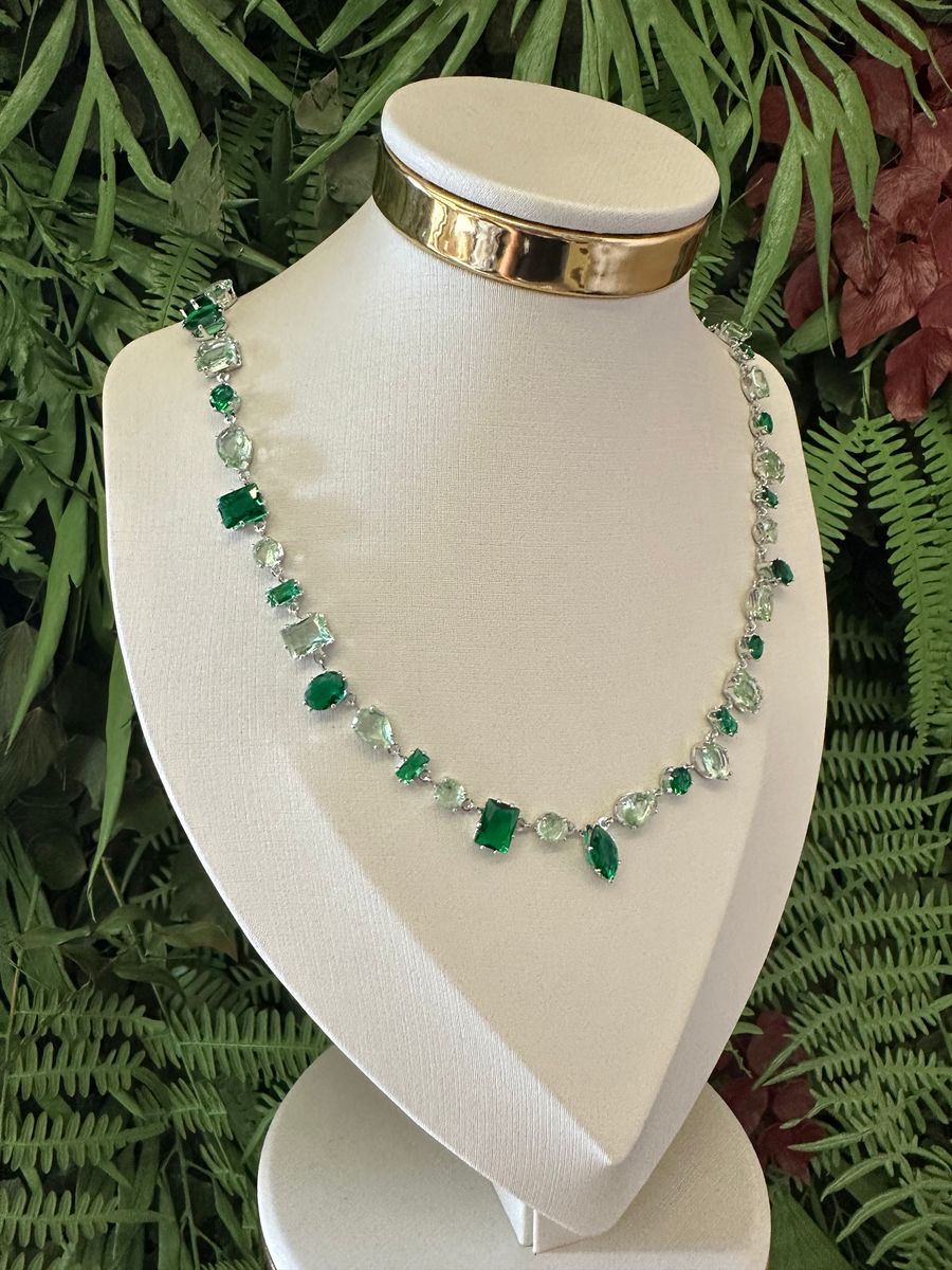 Colar Inspiracao Pedra de Vidro Tons Verde Ródio Branco